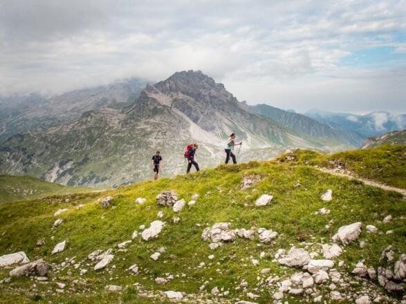 Über Wiesenhänge geht es auf einem kleinen Pfad bergauf Richtung Großer Krottenkopf