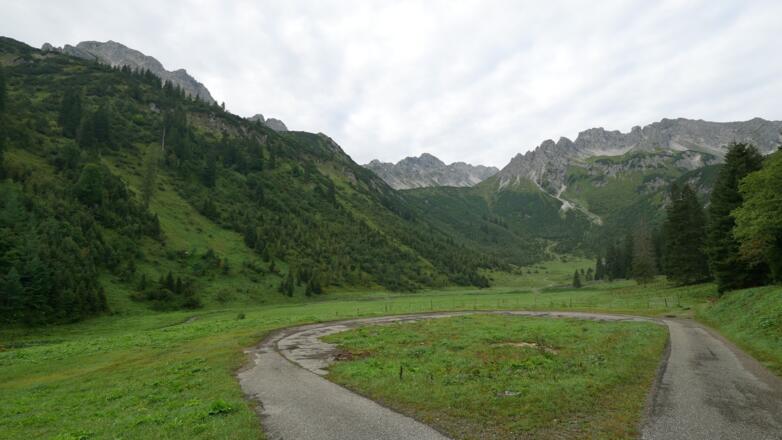 Ende des asphaltierten Weges im Warmatsgundtal