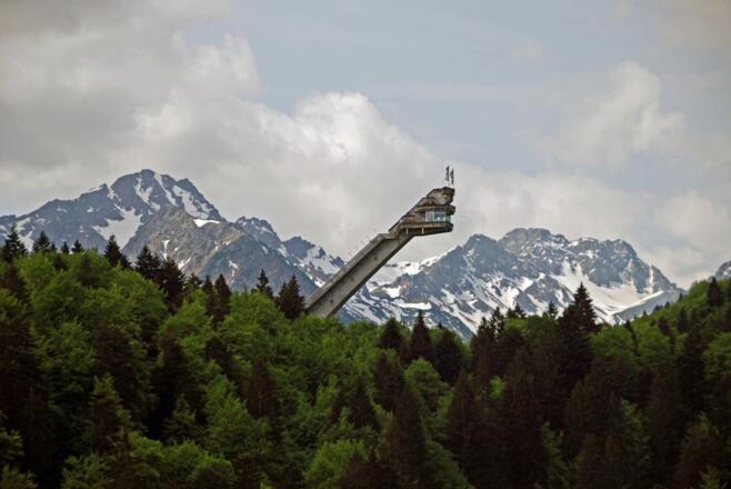 Die Skiflugschanze vor beeindruckender Bergkulisse
