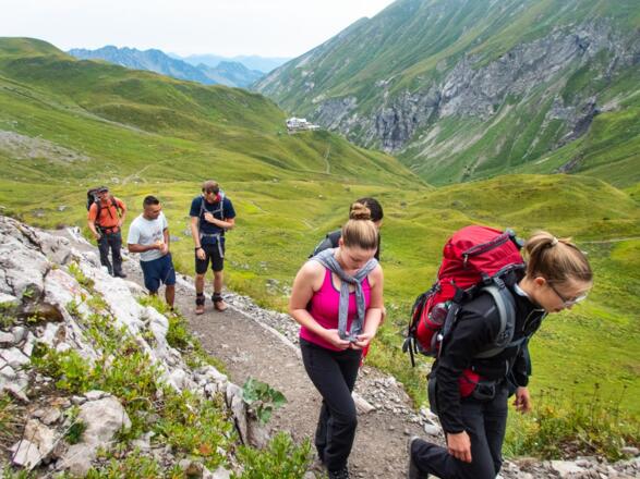 Die ersten Höhenmeter kommen gleich nach der Kemptner Hütte. Dafür ist der Weg nicht schwierig.