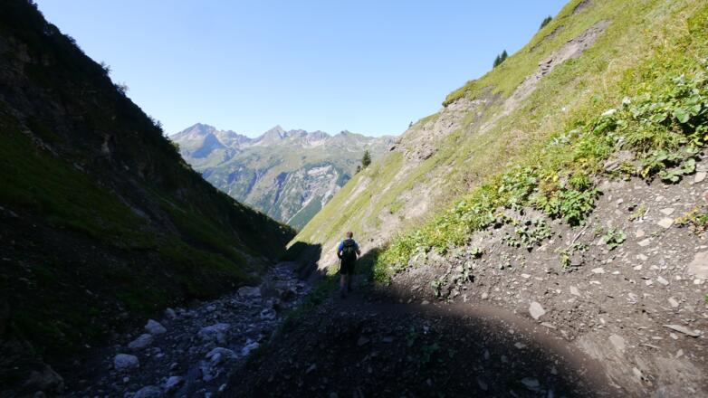 Ein schmaler und steiler Pfad führt durch den Mutzentobel.