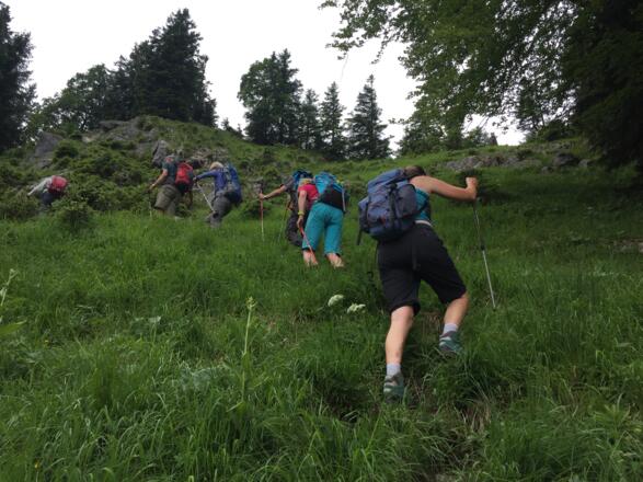 anschließend legt sich da Gelände etwas zurück