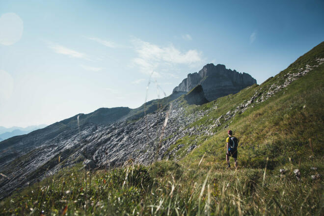 Wanderer unterhalb des Hohen Ifen  (c) Thomas Stanglechner / Vorarlberg Tourismus