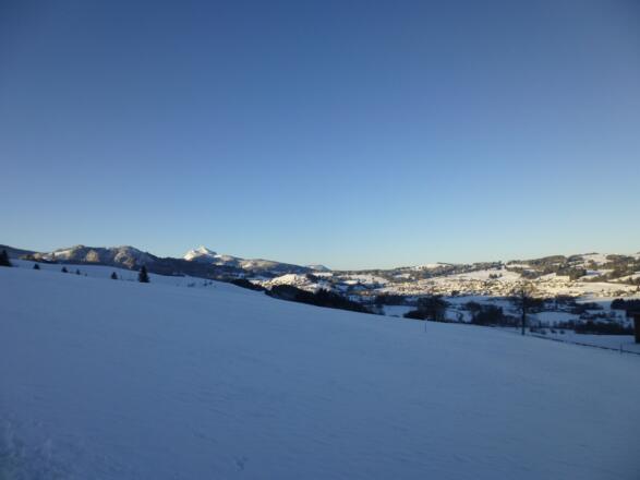Blick vom Startpunkt über Wertach zum Grünten