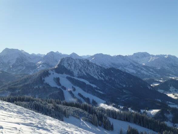 Tannheimer Berge (vorne Sorgschrofen, hinten Wannenjoch bis Rauhhorn