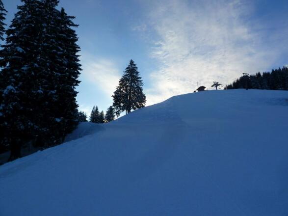 Schmale Piste links nehmen für den Aufstieg