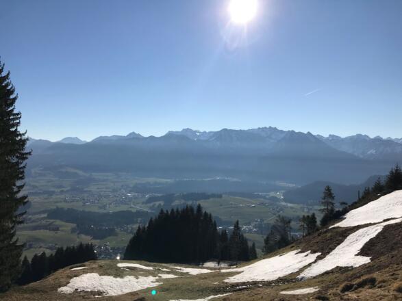 Wunderschöne Aussicht auf die umliegenden Dörfer und die Berge