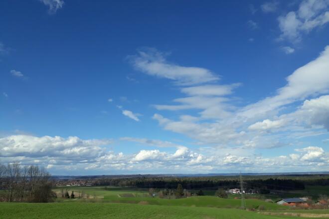 Blick von Aufing auf den Chiemsee