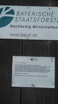 Schilder an der Forsthütte Wildfang