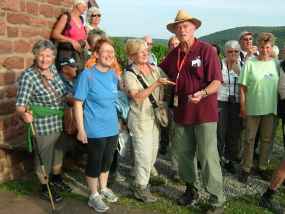 Gästeführer Peter Meisenzahl mit Gruppe