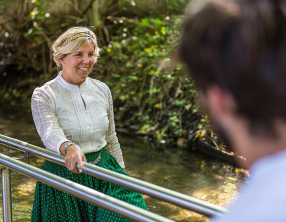 Frau beim Kneippen in Gröbenzell