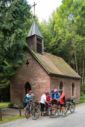 Waldkapelle mit Radfahrern