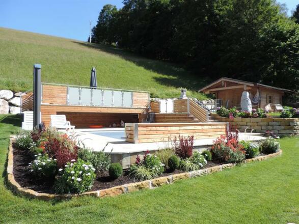 Pool mit Garten und Gartenhütte