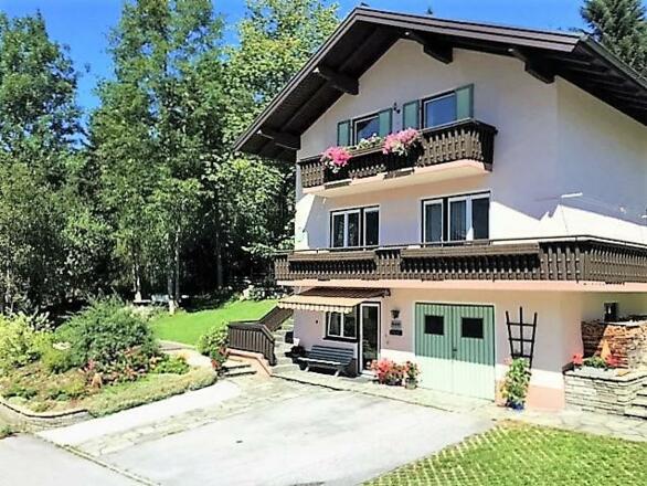 Haus mit Wald und Wiesen