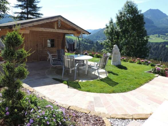 Gartenhütte mit Sitzgruppe