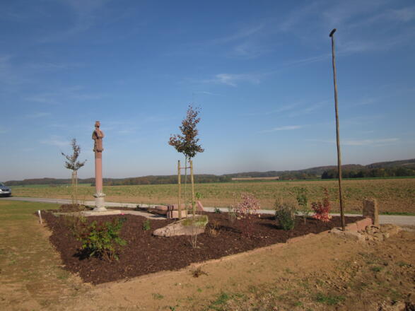 Großes Bild - Rastplatz und Denkmal