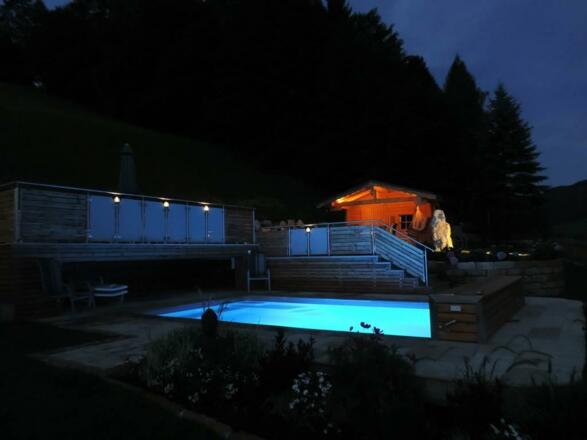 Pool bei Nacht