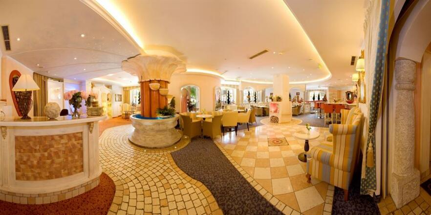 Halle links Rce bis rechts gr Stühle 1