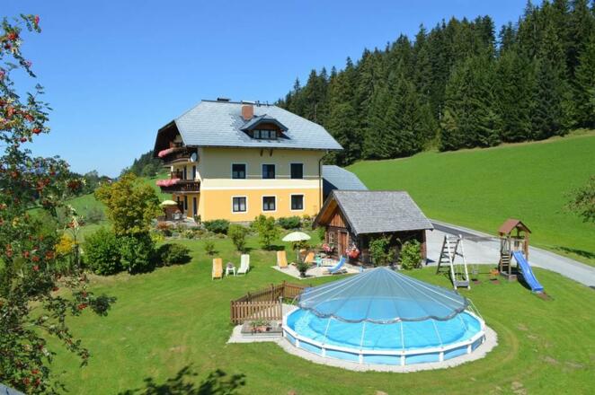 Sommer mit Schwimmbad und Schaukel