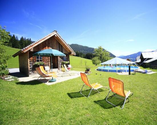 Garten mit Schwimmbad