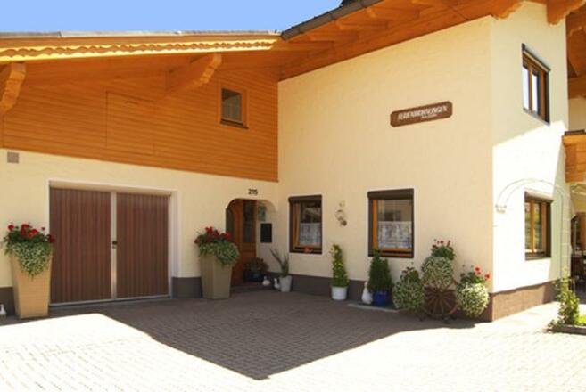 Großzügiger Parkplatz