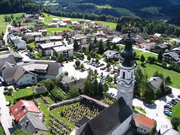 Kirche mit Ortszentrem von Faistenau