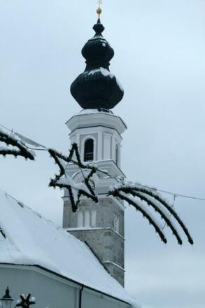 Kirche im Ortszentrum von Faistenau