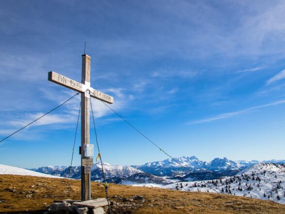 Auf dem Hohen Zinken mit dem Dachstein im Hintergrund.