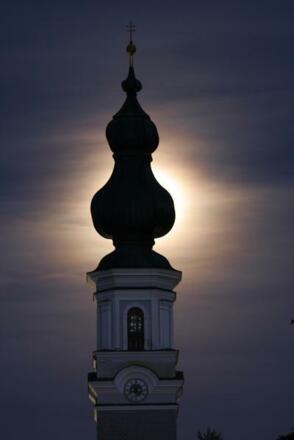 Kirchturm bei Abendstimmung