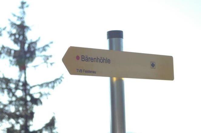 Wanderschild zur Bärenhöhle