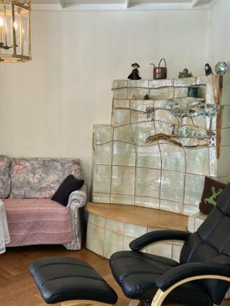 Wohnzimmer mit Kachelofen