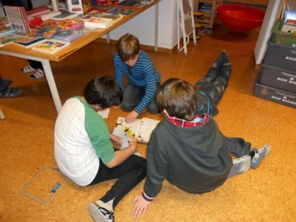 Kinder beim Lesen