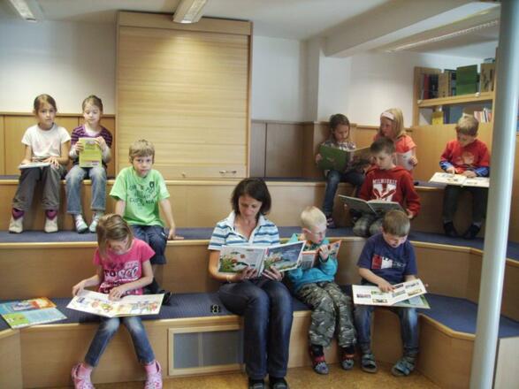 Leseraten beim Durchstöbern der Bücher