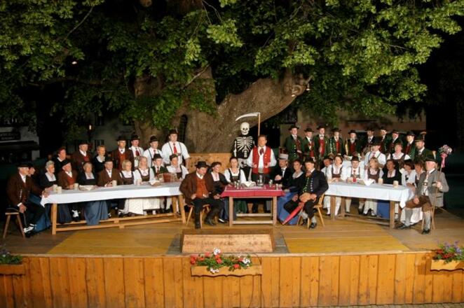 Jedermann unter der Linde