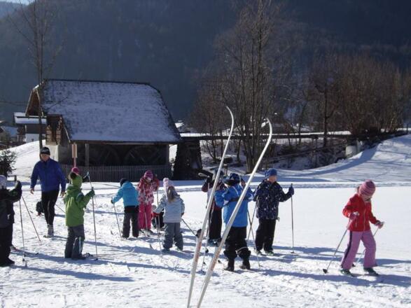 Schulkinder auf der Loipe