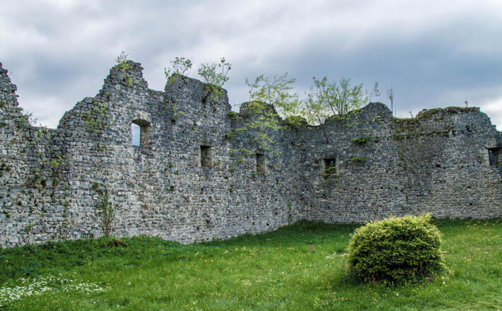 Die mächtigen Mauern der ehemaligen Höhenburg