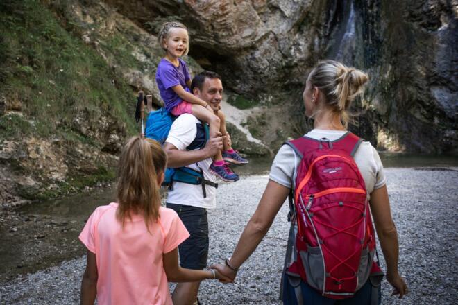Familie wandern - Plötz Wasserfall