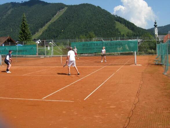 Tennisspieler - Blick in Richtung Ortszentrum von Faistenau