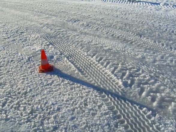 Reifenspuren im Schnee