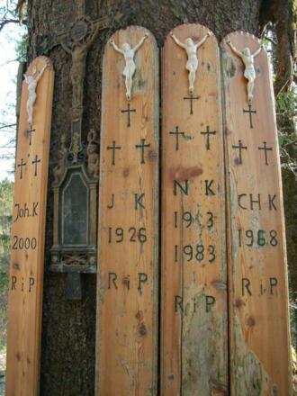 Traditionelle Totenbretter an der Kreuzfichte