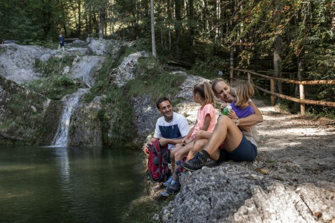 Familie beim Staubecken