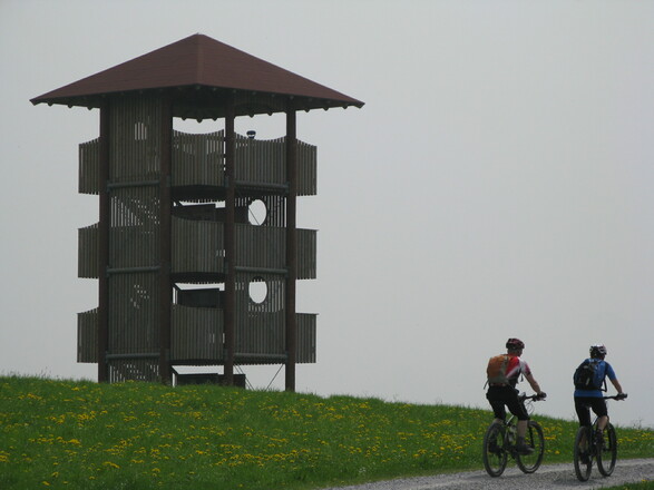 Wir erreichen den Aussichtsturm auf der Ratzinger Höhe