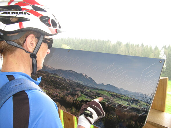 Schautafeln helfen bei Sicht ins weite Land bei der Orientierung 