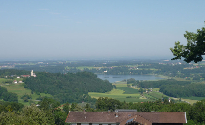 Ratzinger Höhe, Blick auf Hirnsberg und den Simssee