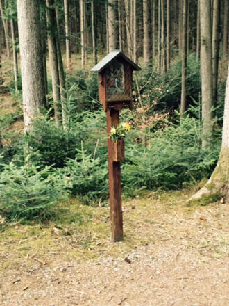 Kreuzwegstation im Wald