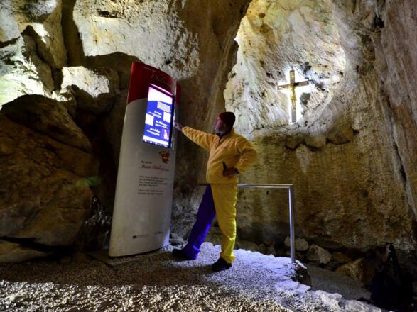 Infotafel in der Höhle