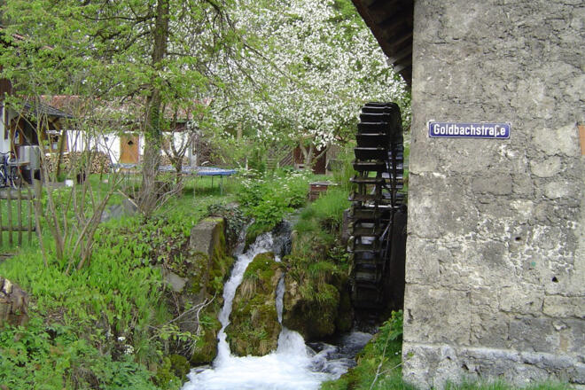 Alte Schmiede mit Wasserrad