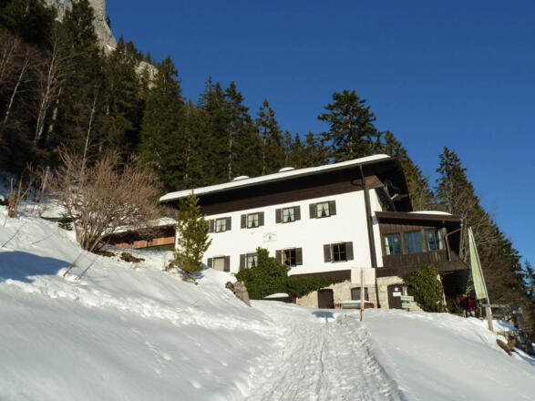 Das Brünnsteinhaus im Winter