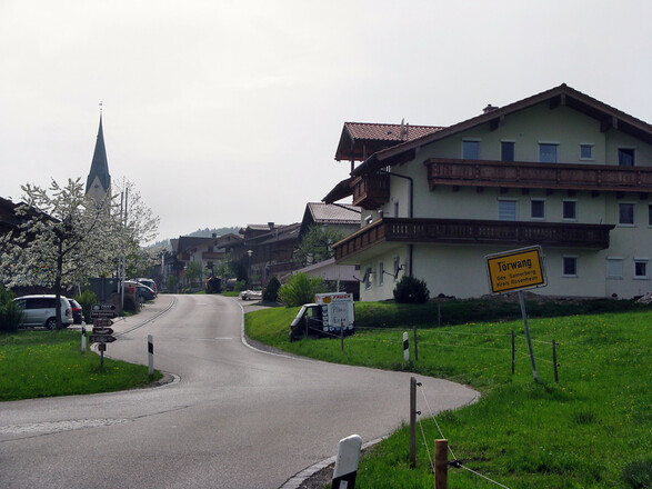 Gleich an der Ortseinfahrt befindet sich ein Parkplatz (nur am Feiertag, Wochenende)