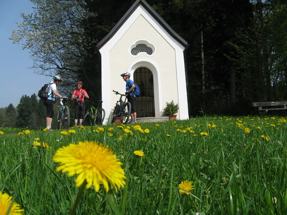 Kurze Rast an einer Kapelle 